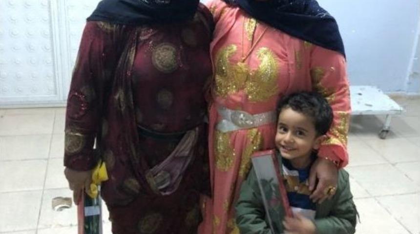 Ak Partili Biter Kadınlara Karanfil Verdi