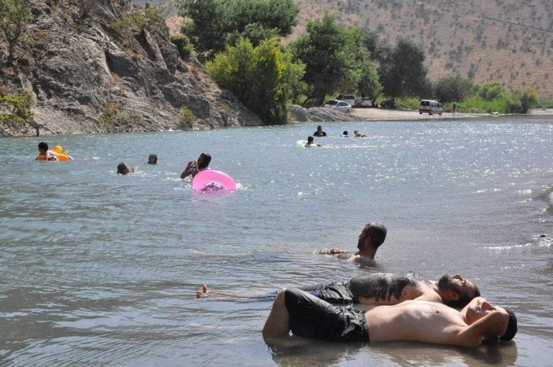 (&ouml;zel) Ter&ouml;rle G&uuml;ndeme Gelen Bestler Dereler, Antalya Plajlarını Aratmıyor