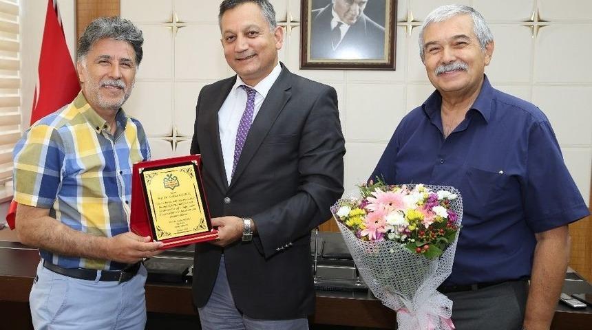 Erü’de En Çok Kornea Nakli Yapan Hekime Plaket Takdim Edildi