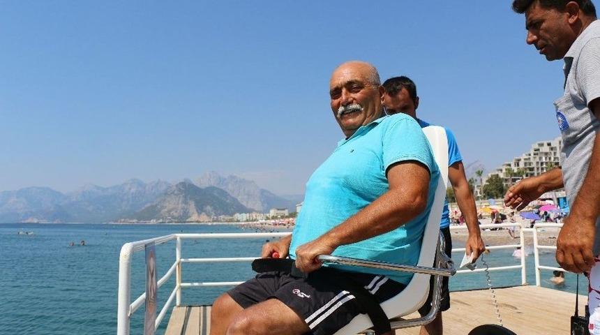 Engelli Bireyler Denizin Tadını Çıkarıyor