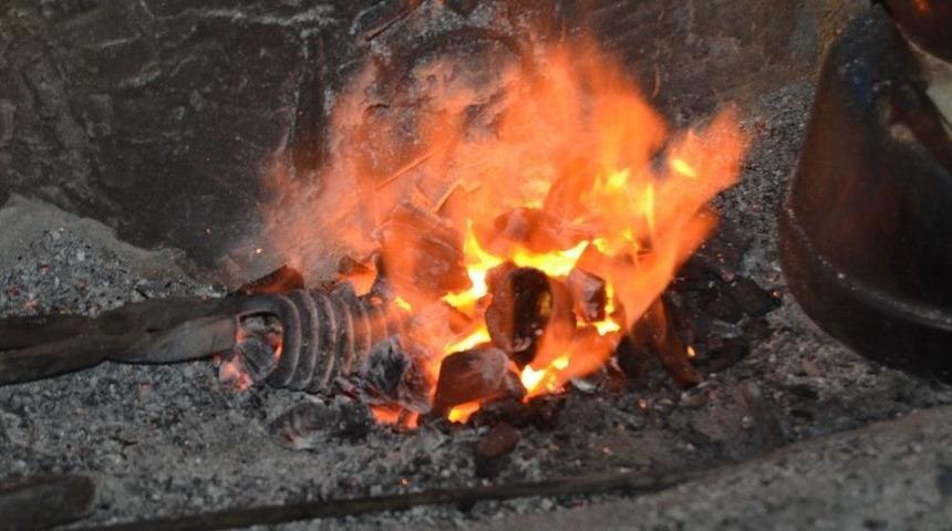 Ke&ccedil;i Boynuzu Ve Amatis&ouml;r Yayından Kurbanlık Tapan Bı&ccedil;ağı