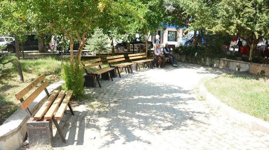 Dinar Cumhuriyet Meydanındaki Oturma Bankları Yenilendi