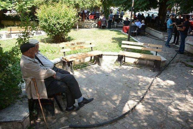 Dinar Cumhuriyet Meydanındaki Oturma Bankları Yenilendi