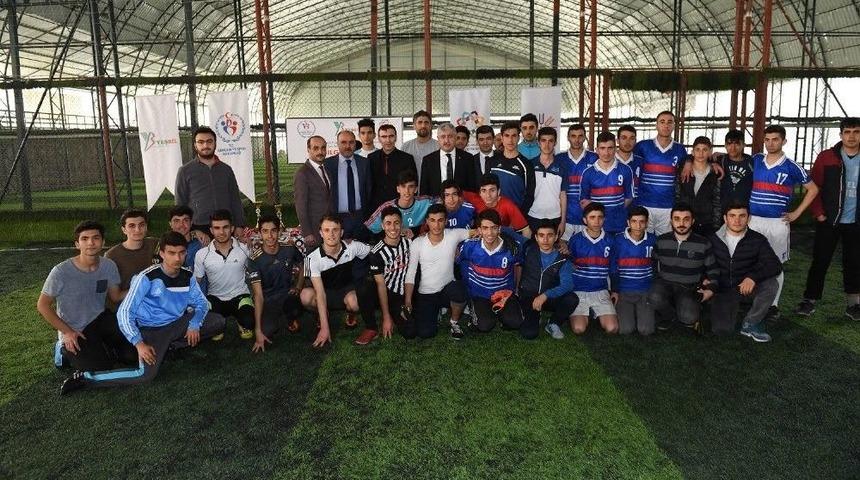 Halı Saha Futbol Turnuvasının &Ouml;d&uuml;lleri Dağıtıldı