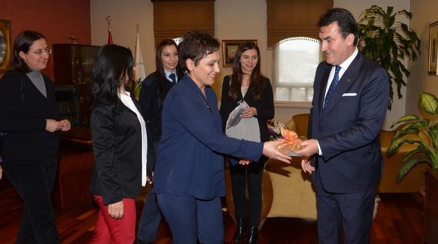 D&uuml;ndar Kadın Personelin G&uuml;n&uuml;n&uuml; Kutladı