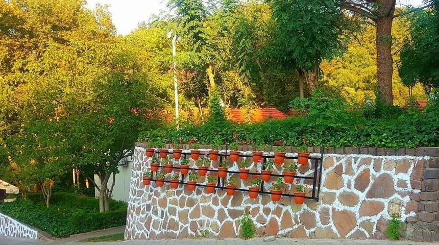 Kurşunlu Rengarenk &Ccedil;i&ccedil;eklerle Bezendi