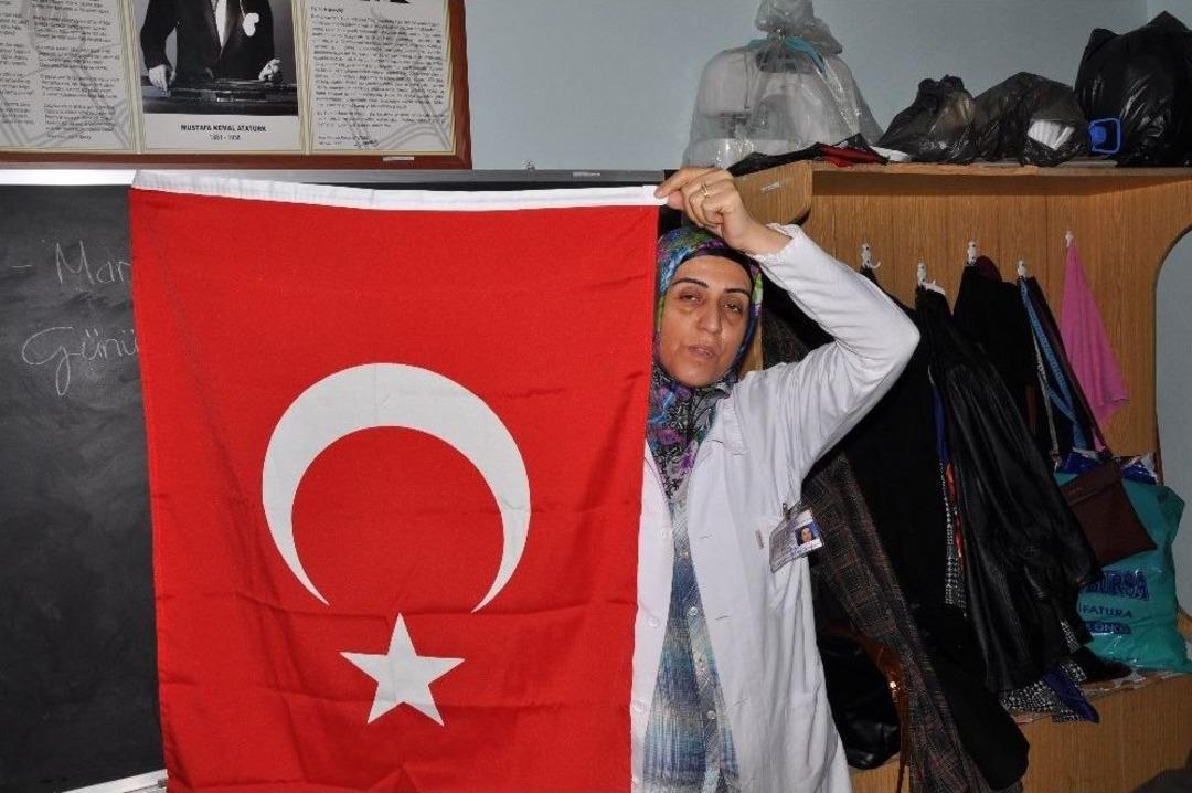 Kadınlara &Ccedil;i&ccedil;ek Değil Bayrak Verdi