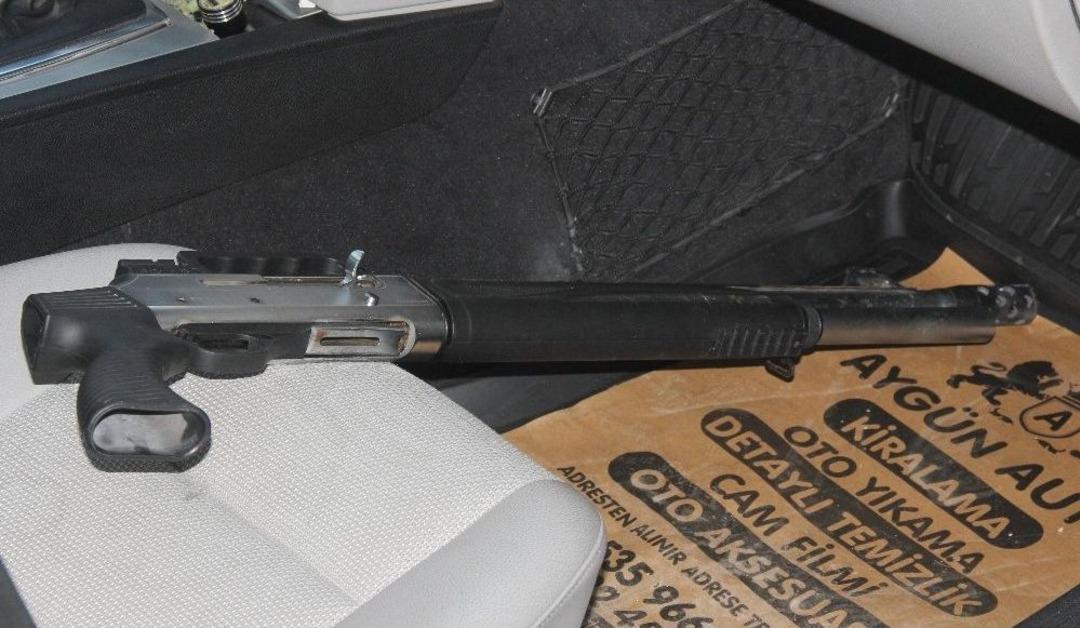 Pazarda Tezgah Yeri Kavgasında Silahlar &Ccedil;ekildi