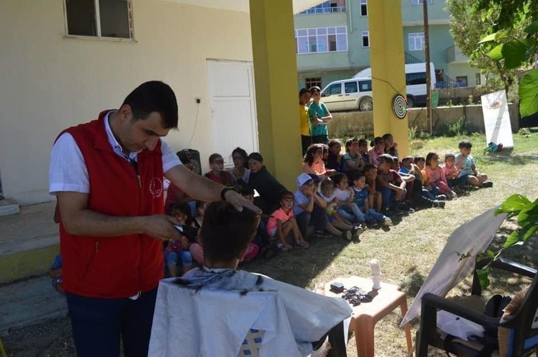 K&ouml;y &Ccedil;ocuklarına Bayram Tıraşı Jesti