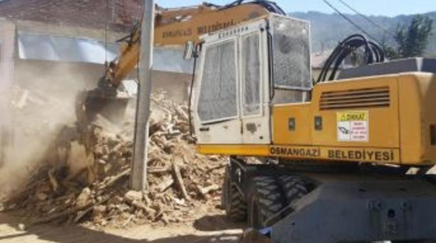 Tehlike Sa&ccedil;an Metruk Bina Yıkıldı