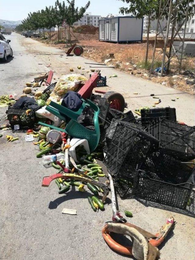 Otomobilin &Ccedil;arptığı At Arabası İkiye B&ouml;l&uuml;nd&uuml; 1