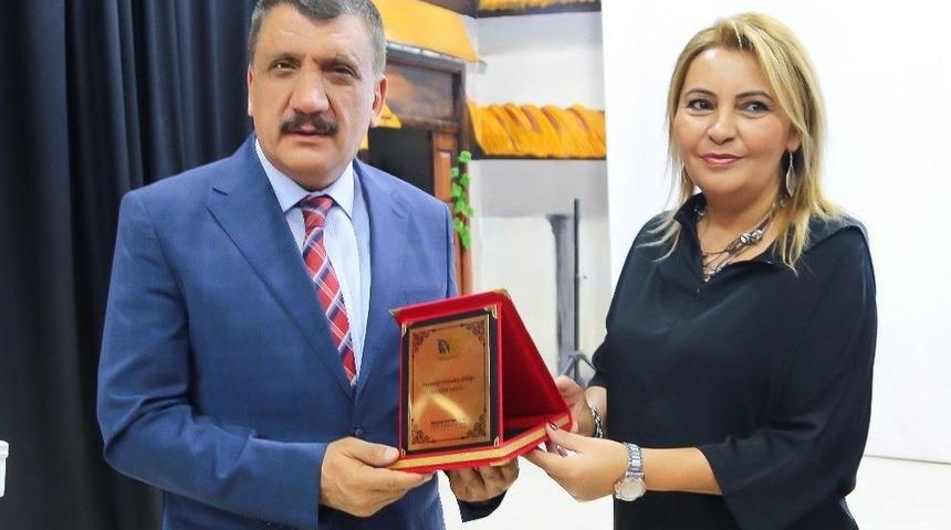 G&uuml;rkan Mefruşat Sergisinin A&ccedil;ılışına Katıldı