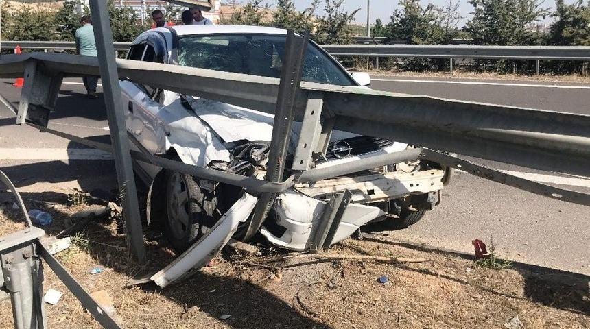 Şanlıurfa&rsquo;da Otomobil Bariyere &Ccedil;arptı: 5&rsquo;i &Ccedil;ocuk 7 Yaralı