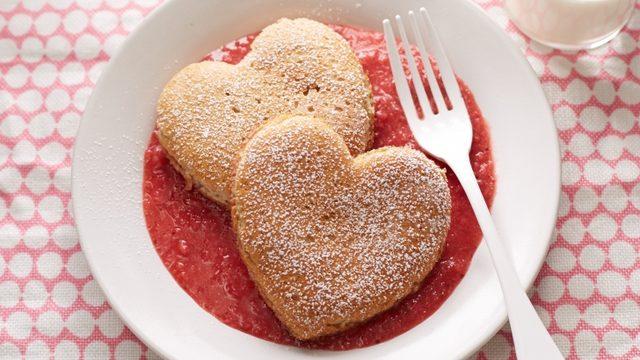 Kalpli Çilek Soslu Pancake