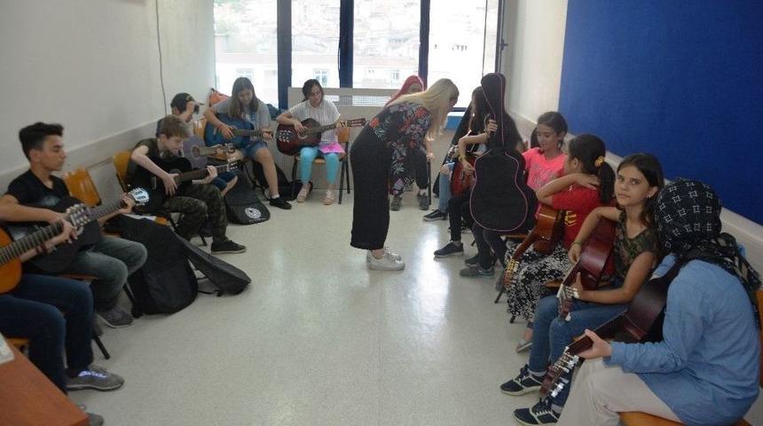 Gitar Kursuna Yoğun İlgi