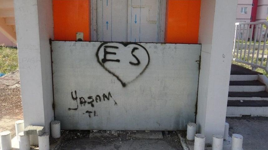 Kars&rsquo;ta Karayolları &Uuml;st Ge&ccedil;idin Engelli Ve Yaşlılar İ&ccedil;in Yapılan Asans&ouml;r&uuml;n&uuml; Kapattı