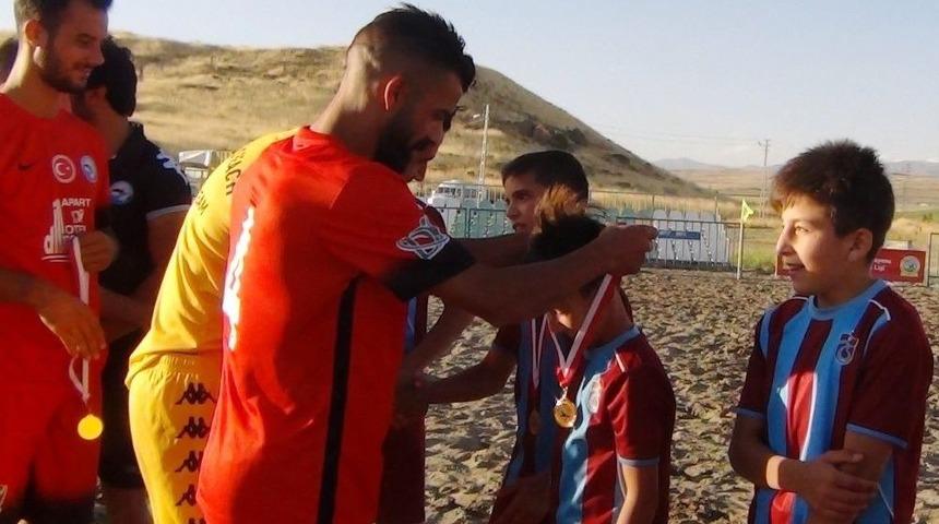 Erciş Belediyespor Plaj Futbol Takımı Madalyalarını Miniklere Armağan Etti