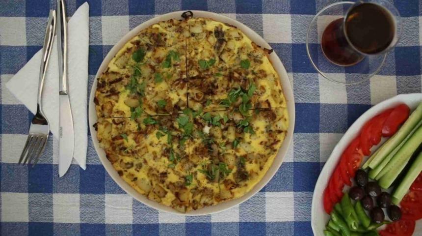 Karamelize Soğan ve Patatesli Omlet