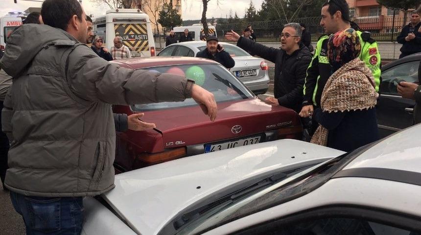 K&uuml;tahya&rsquo;da Zincirleme Trafik Kazası: 1 Yaralı