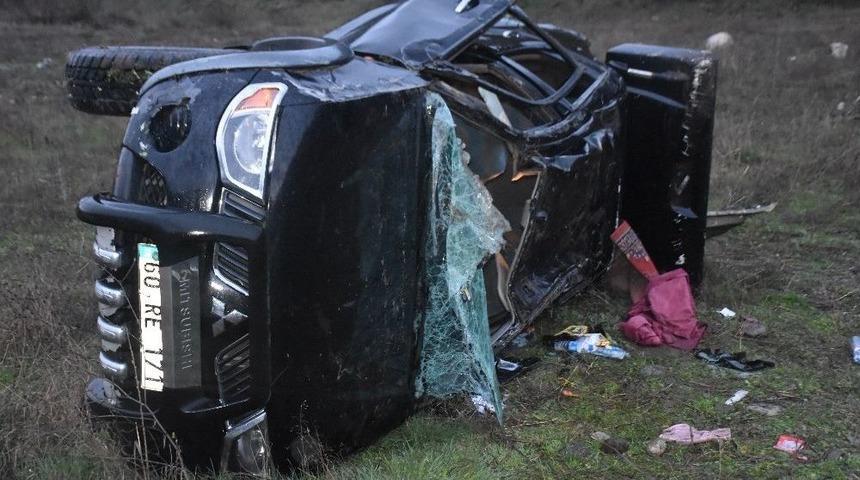 Takla Atan Pikap Tarlaya Devrildi: 4 Yaralı