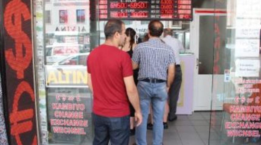 Vatandaş, D&ouml;viz Bozdurmak İ&ccedil;in Kuyruk Oldu