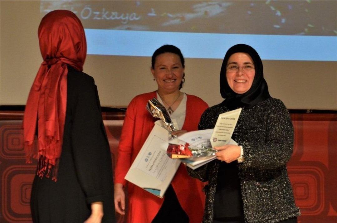 Emekli Kadın &Ouml;ğretmen, A&ccedil;tığı Restoranda 50 Kadın &Ccedil;alıştırıyor