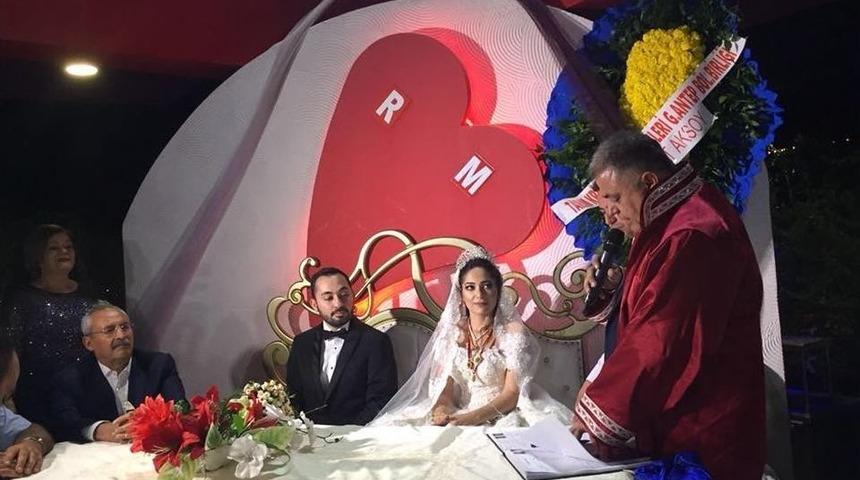 Chp Milletvekilinin Yeğenin Nikahını Ak Partili Belediye Başkanı Kıydı