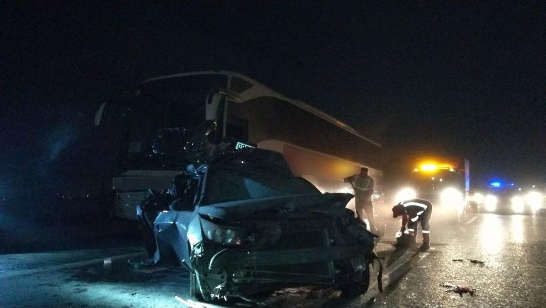 Tem&rsquo;de Yolcu Otob&uuml;s&uuml; Lastiği Patlayan Otomobile &Ccedil;arptı: 3 Yaralı