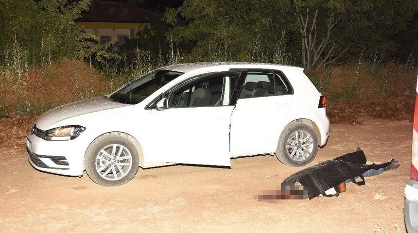 Otomobilinin Yanında Başından Tabancayla Vurulmuş Halde Bulundu