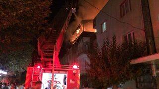 Apartmanın Çatı Katı Alev Alev Yandı
