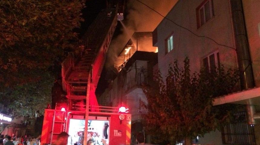Apartmanın &Ccedil;atı Katı Alev Alev Yandı