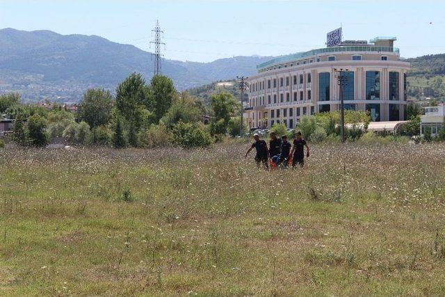 Hastane Yolunda Düştüğü Çukurda Mahsur Kalan Yaşlı Kadını İtfaiye Kurtardı