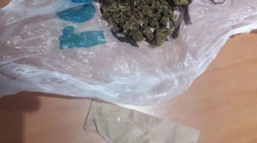 İki Ayrı Uyuşturucu Operasyonunda 4 Kişi G&ouml;zaltına Alındı