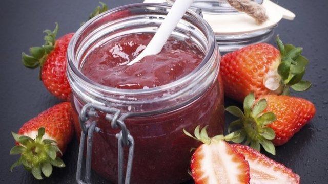 Kolay Çilek Reçeli