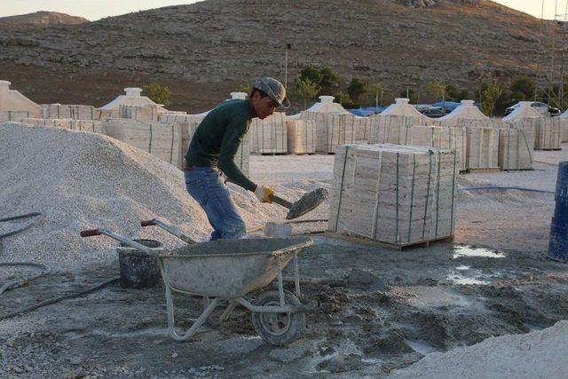 Eyyübiye’de Hizmet Binasıyla Meydan İnşaatı Sürüyor