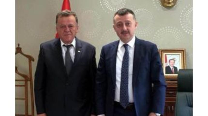 Vali Büyükakın’dan Türk Kızılay’ına Kurban Bağışı