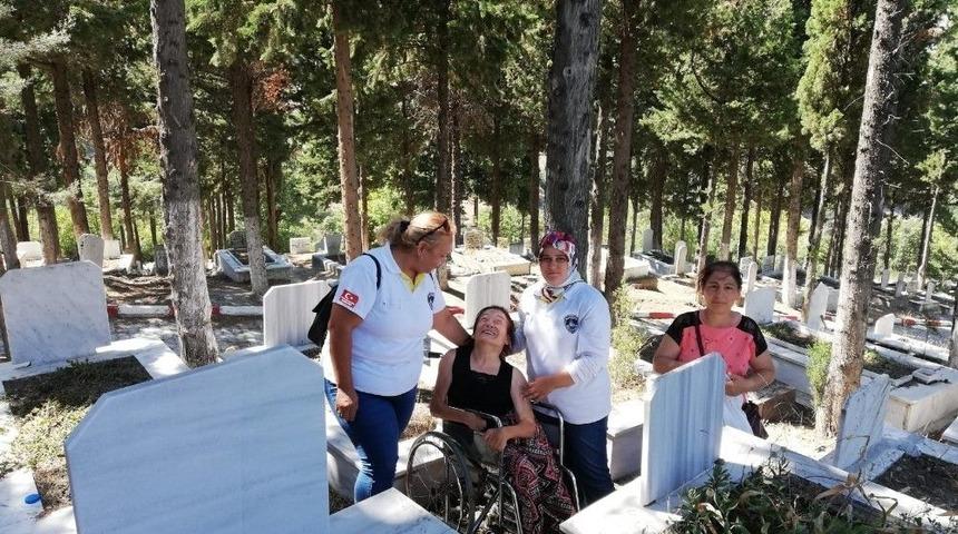 Annesinin Mezarını İlk Kez Ziyaret Etti