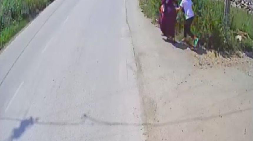 Bursa&rsquo;da Yolcu Otob&uuml;s&uuml;ne Taşlı, Sopalı Saldırı