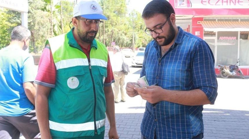 Temizlik İş&ccedil;isi Bulduğu Parayı Sahibine Teslim Etti