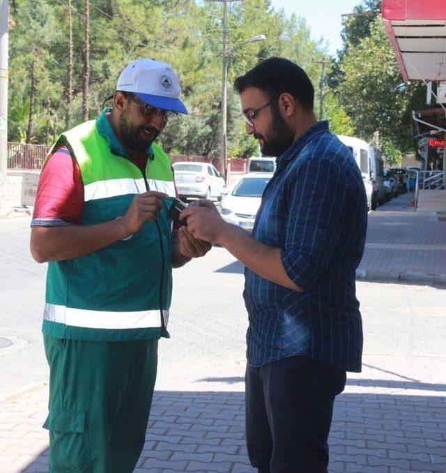 Temizlik İşçisi Bulduğu Parayı Sahibine Teslim Etti