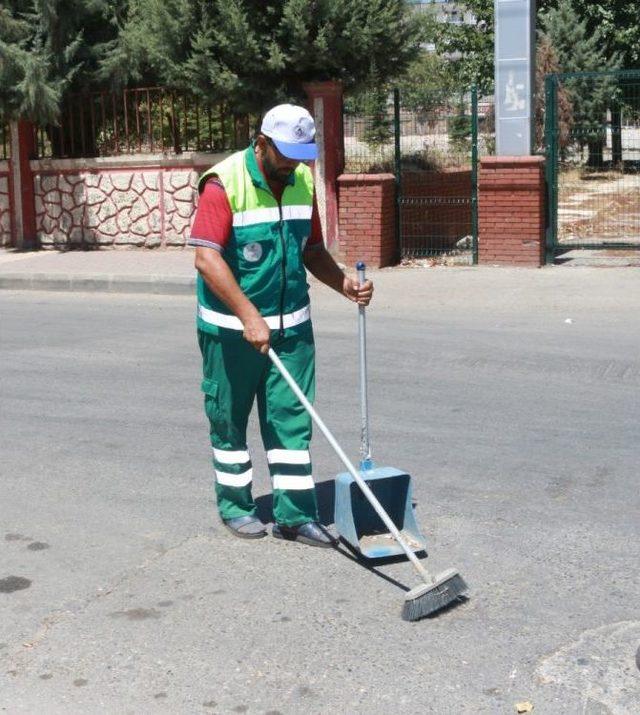 Temizlik İşçisi Bulduğu Parayı Sahibine Teslim Etti