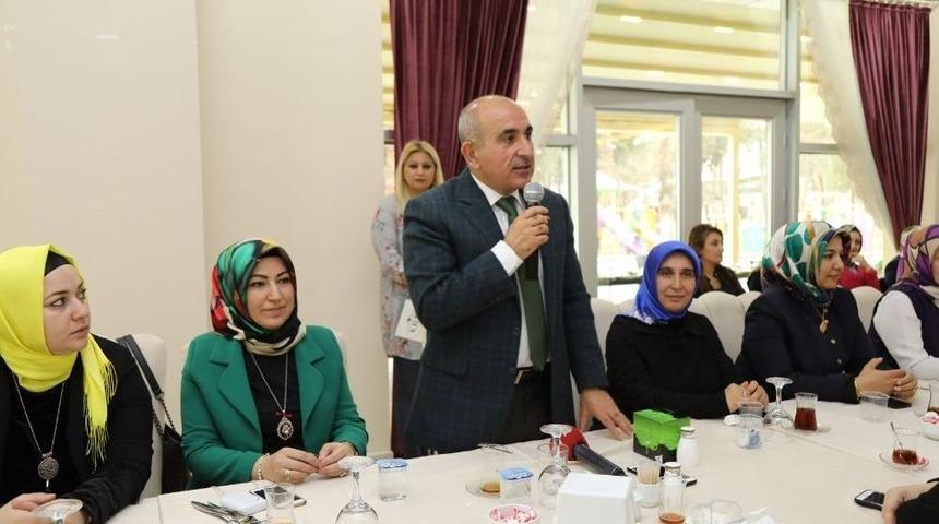 Kilis Belediye Başkanı Hasan Kara, Belediyenin Kadın &Ccedil;alışanlarıyla Bir Araya Geldi