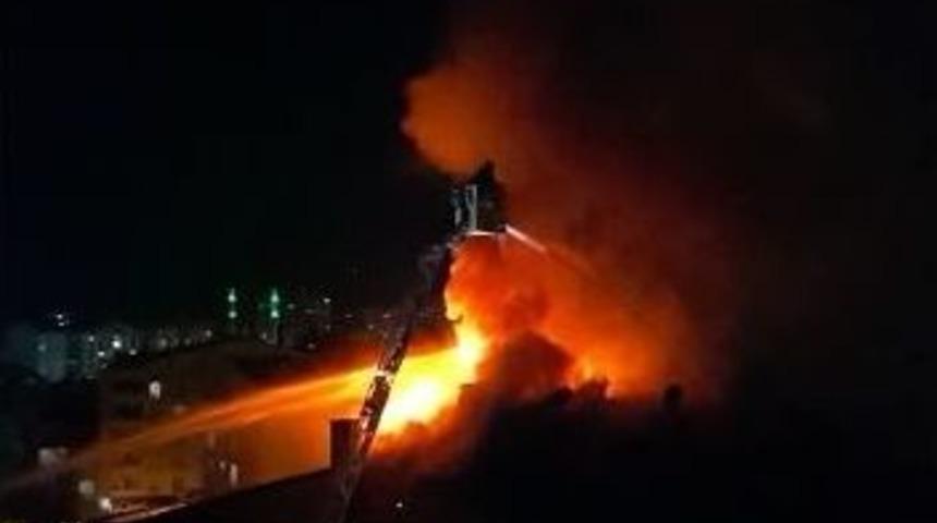 6 Katlı Binanın Çatısı Alev Alev Yandı