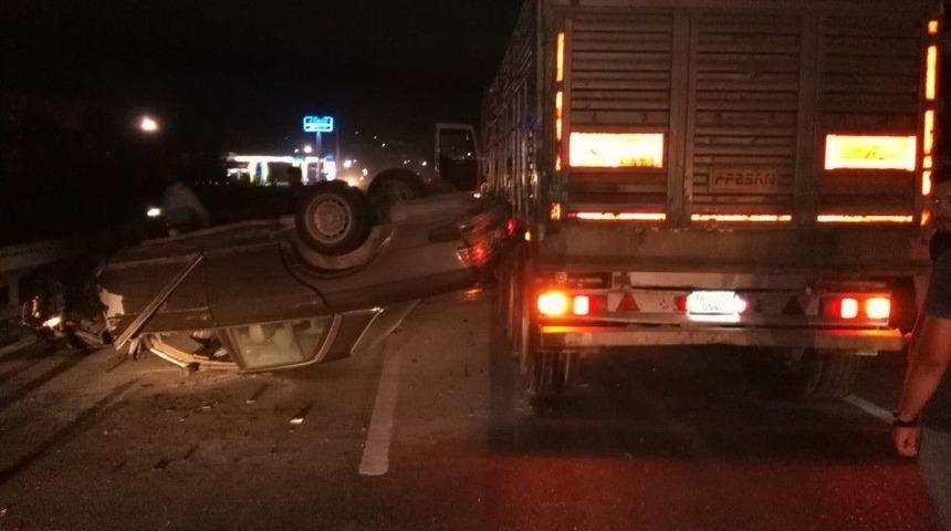 Aynı İstikamete Giden Tıra Otomobil Arkadan &Ccedil;arptı; 1 Yaralı