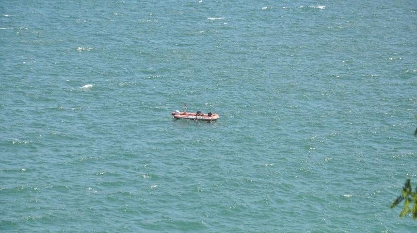 Dalgaların Arasında Kaybolan Genci Arama &Ccedil;alışmaları S&uuml;r&uuml;yor