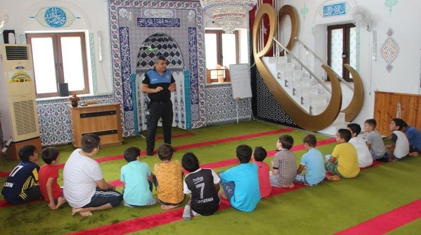 Polis &Ouml;ğrencileri Bilgilendirdi