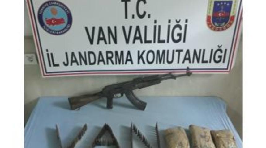 Ter&ouml;r Operasyonunda Silah Ve Uyuşturucu Ele Ge&ccedil;irildi