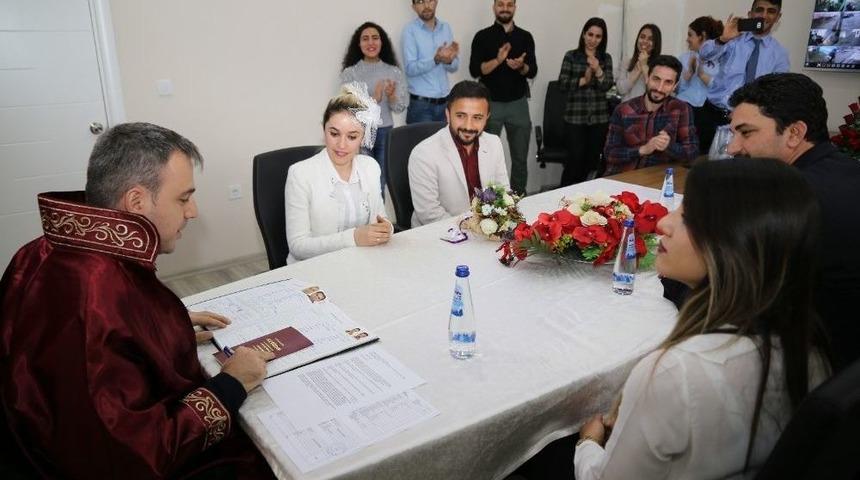 Lice Belediye Başkan Vekili Başak, C&uuml;bbe Giyerek Nikah Kıydı