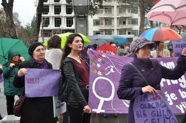 Kadınlar Günü’nde Anma Yürüyüşü Gerçekleştirdi