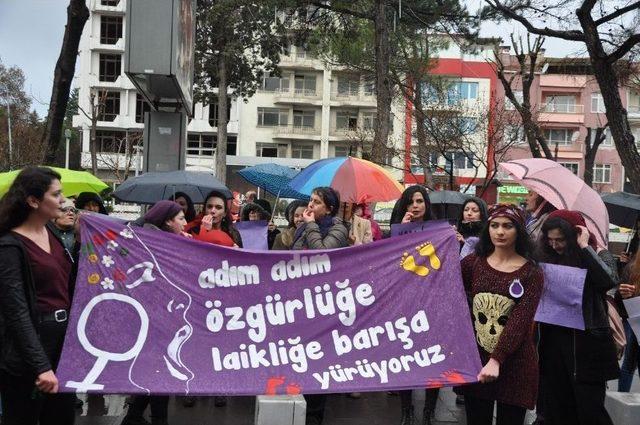 Kadınlar Günü’nde Anma Yürüyüşü Gerçekleştirdi